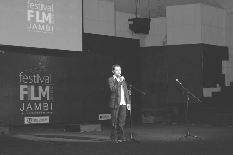 Sambutan dari Ketua Forum Film Jambi, Anton Oktavianto, di Festival Film Jambi 2015BW