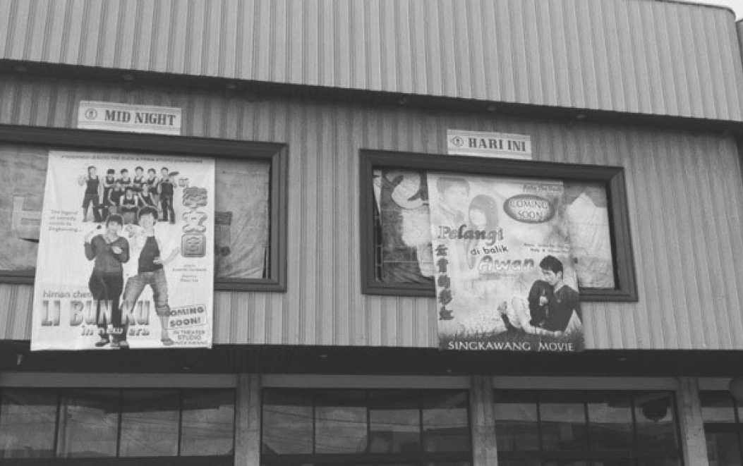 Poster Li Bun Ku (2013) dan Pelangi di Balik Awan (2014) di bioskop lokal Singkawang