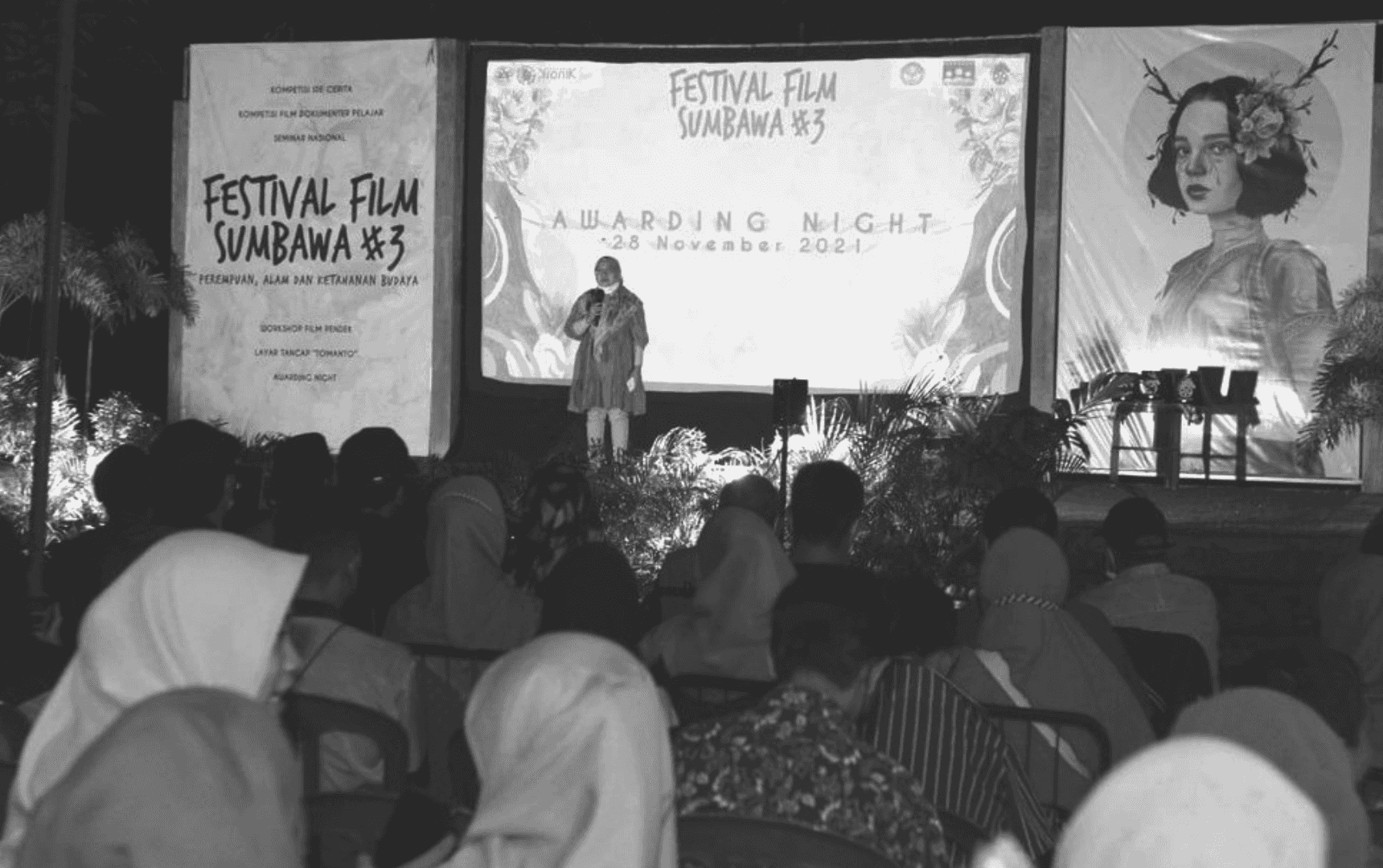  Yuli Andari, inisiator Sumbawa Cinema Society, memberikan sambutan di Awarding night Festival Film Sumbawa 3 di 2021BW